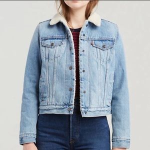 NWOT Levi’s Sherpa Trucker Jacket